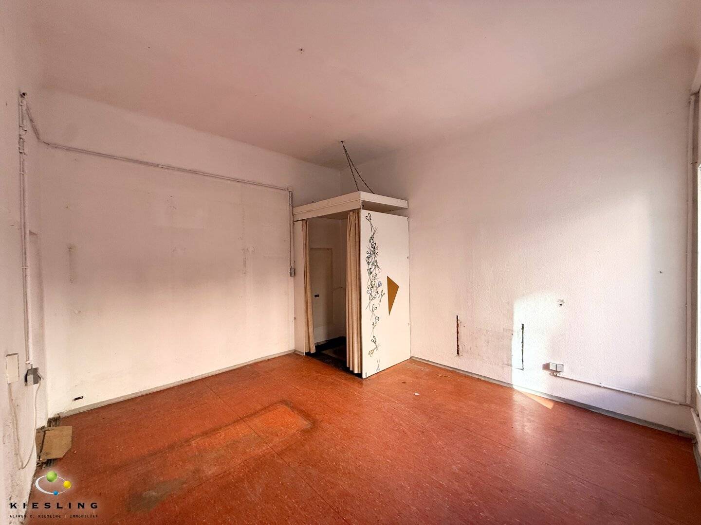 Retail space 1160 Vienna in prime location with display windows, sales areas, office and storage rooms near Ottakring