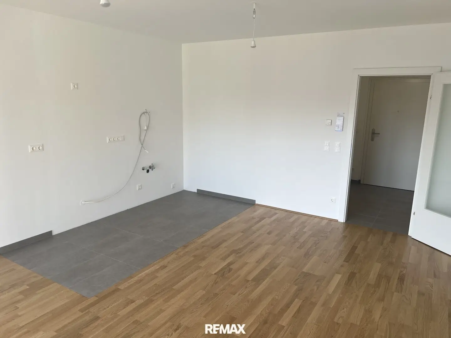 Comfortable living in Wiener Neustadt: 1 room, loggia and more