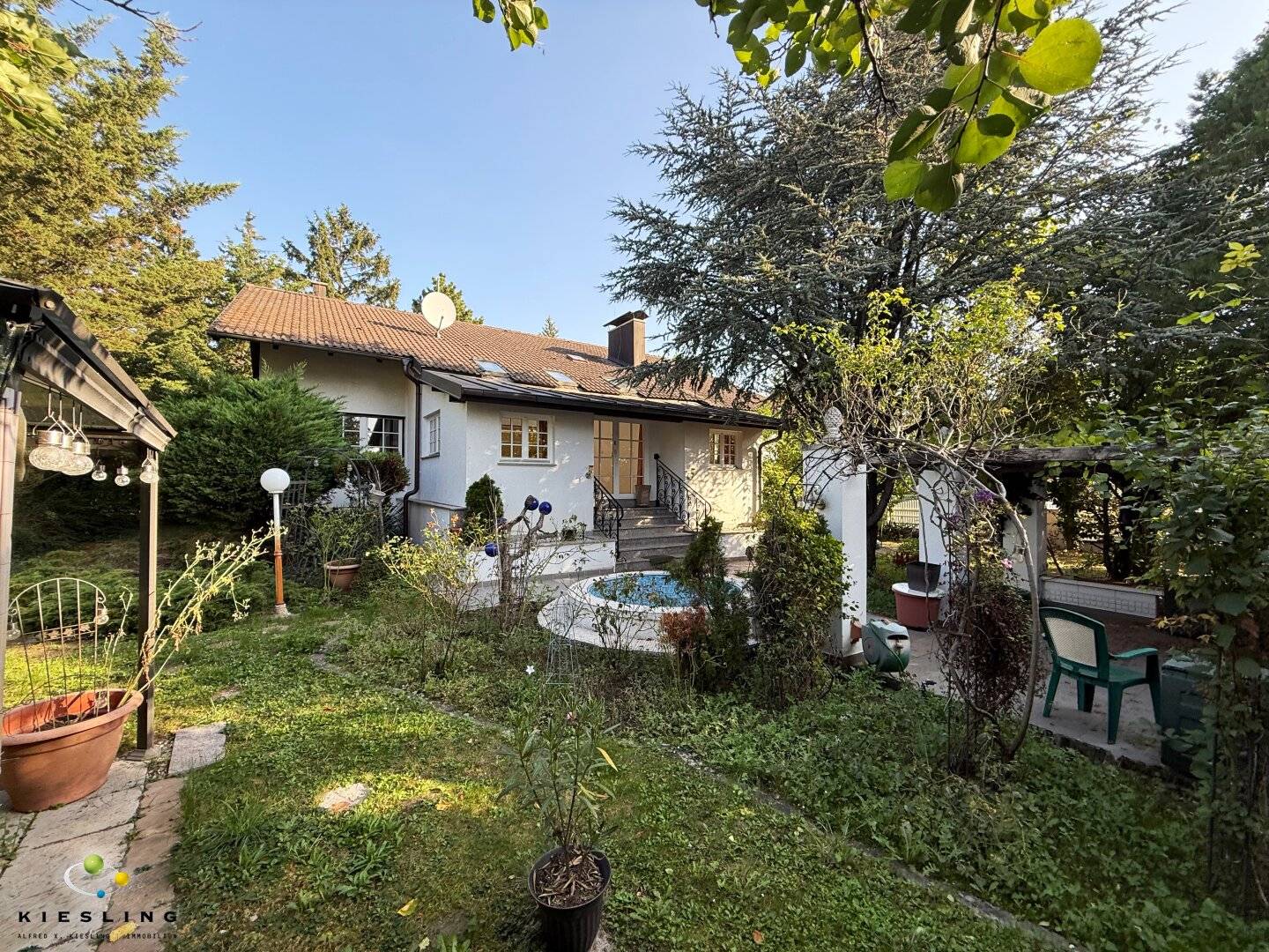 Top Lage: Einfamilienhaus in Perchtoldsdorf - viel Fläche &amp; Rohdachboden ausbaubar! Südausrichtung, großer Garten, Terrasse, Garage