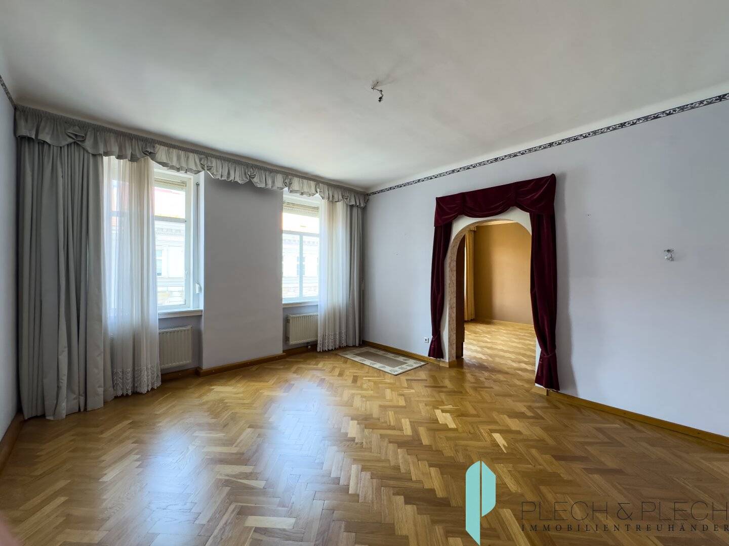 Sanierungsbedürftige - 4 Zimmer Altbauwohnung - 3. Stock -