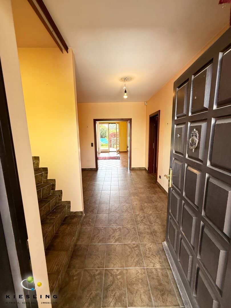 An der Stadtgrenze in Grünruhelage: Einfamilienhaus mit 7 Zimmern, Garten, Pool, Hobbykeller, Garage