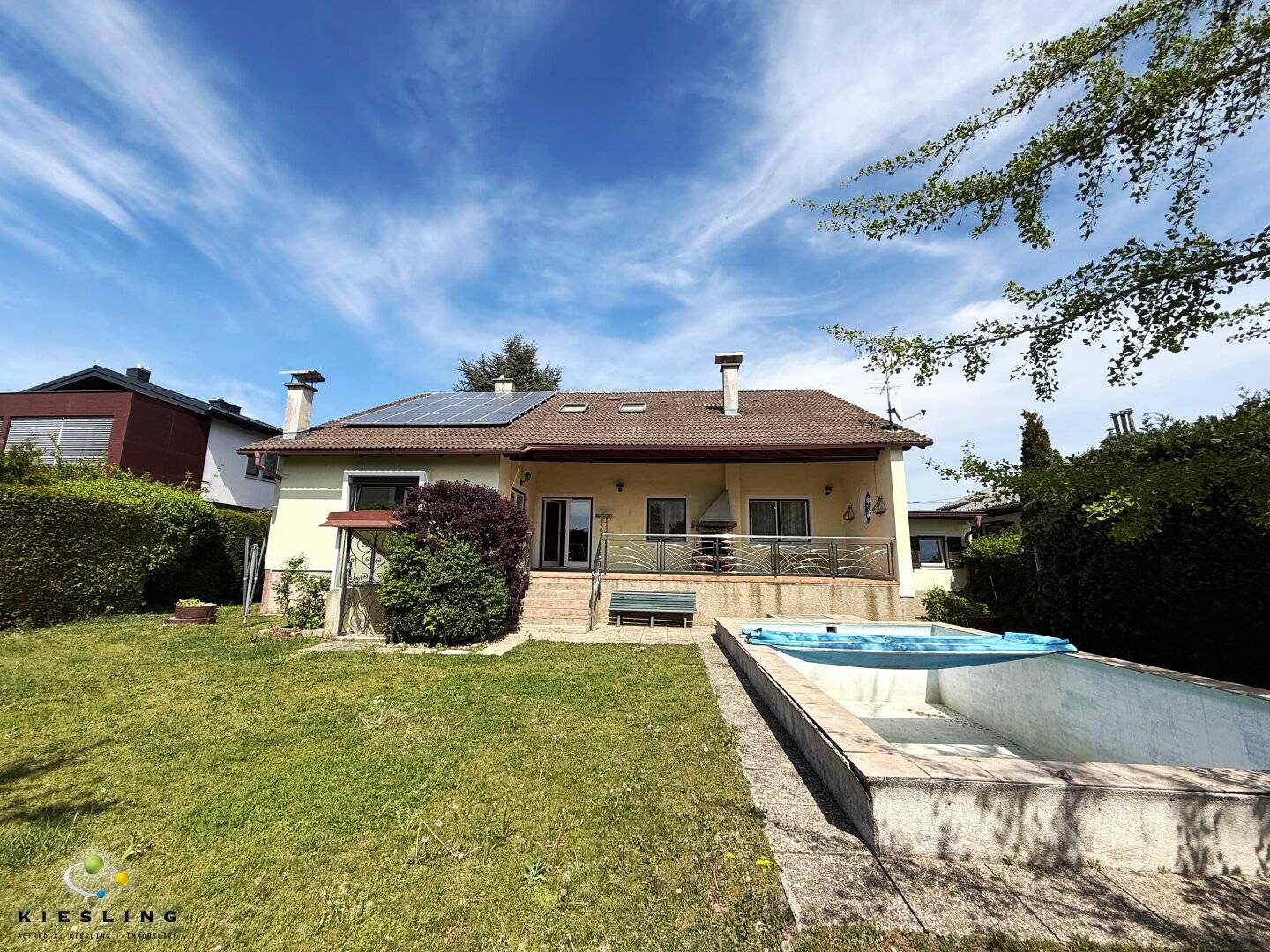 An der Stadtgrenze in Grünruhelage: Einfamilienhaus mit 7 Zimmern, Garten, Pool, Hobbykeller, Garage