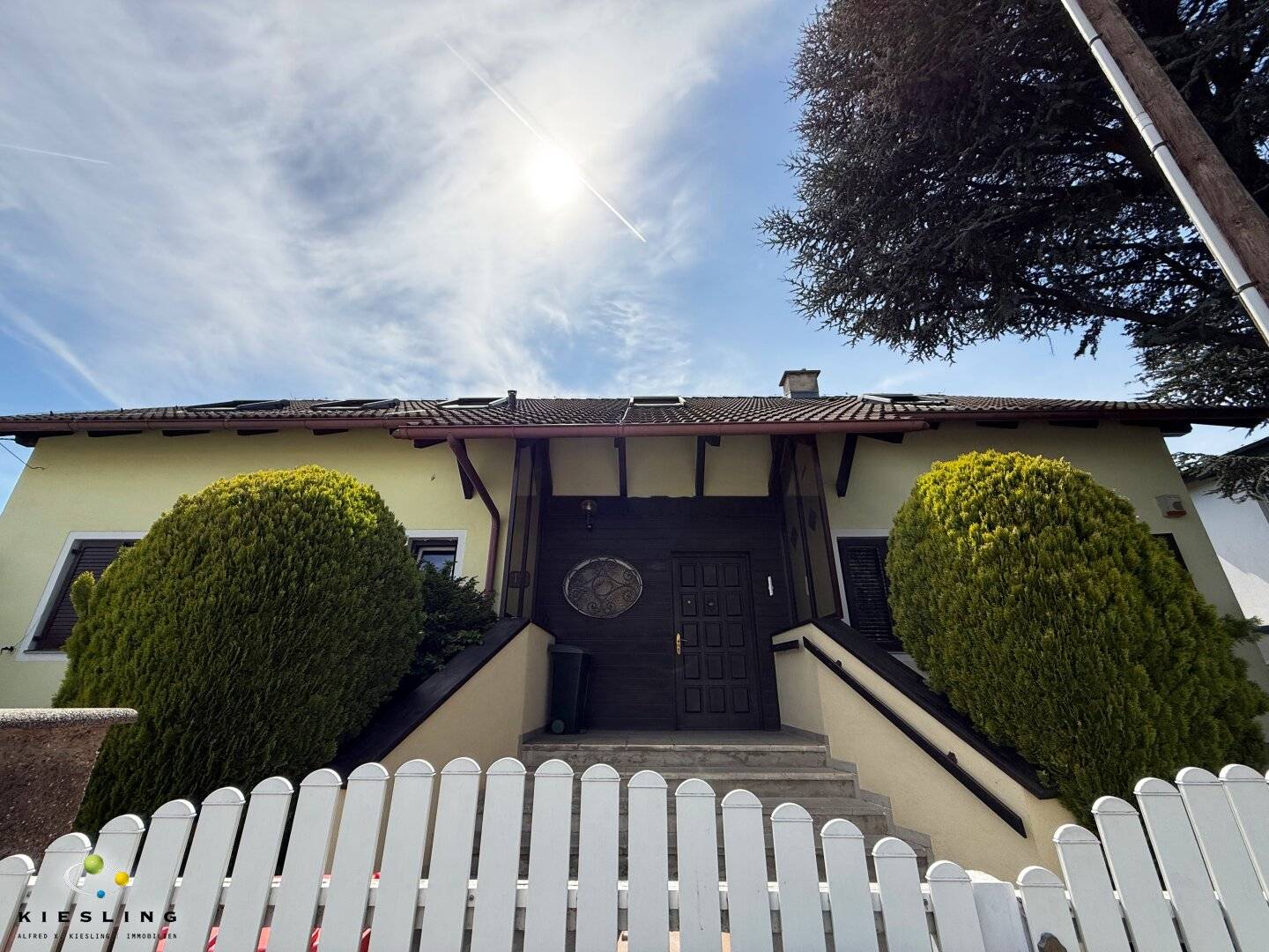 An der Stadtgrenze in Grünruhelage: Einfamilienhaus mit 7 Zimmern, Garten, Pool, Hobbykeller, Garage
