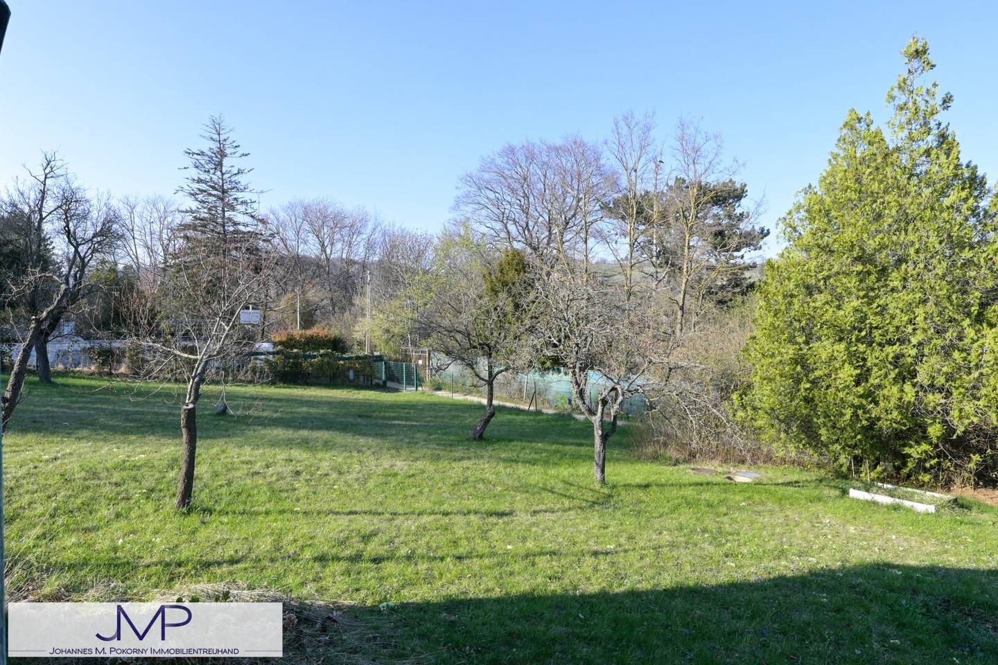 Affordable larger allotment garden plot in an absolutely quiet location, directly accessible by car