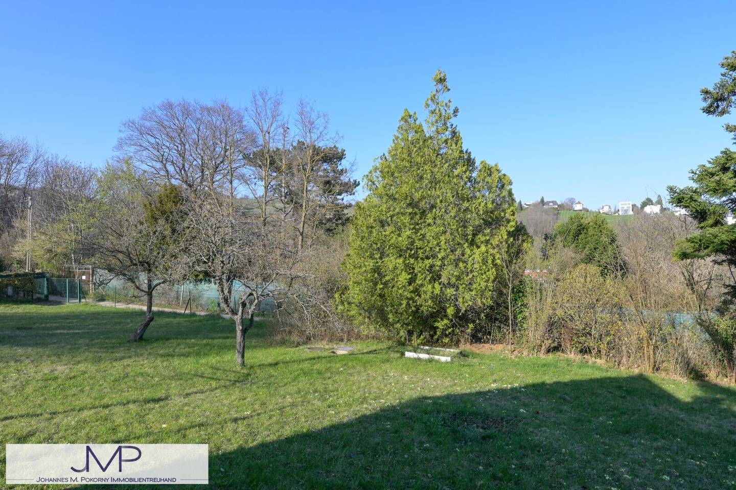 Affordable larger allotment garden plot in an absolutely quiet location, directly accessible by car