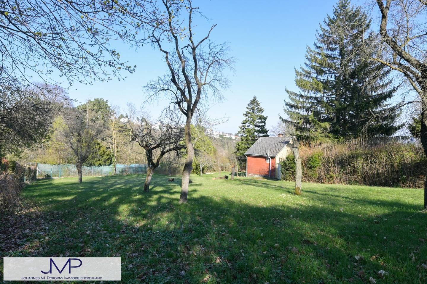 Beautiful larger allotment garden plot in absolute quiet location, directly accessible by car