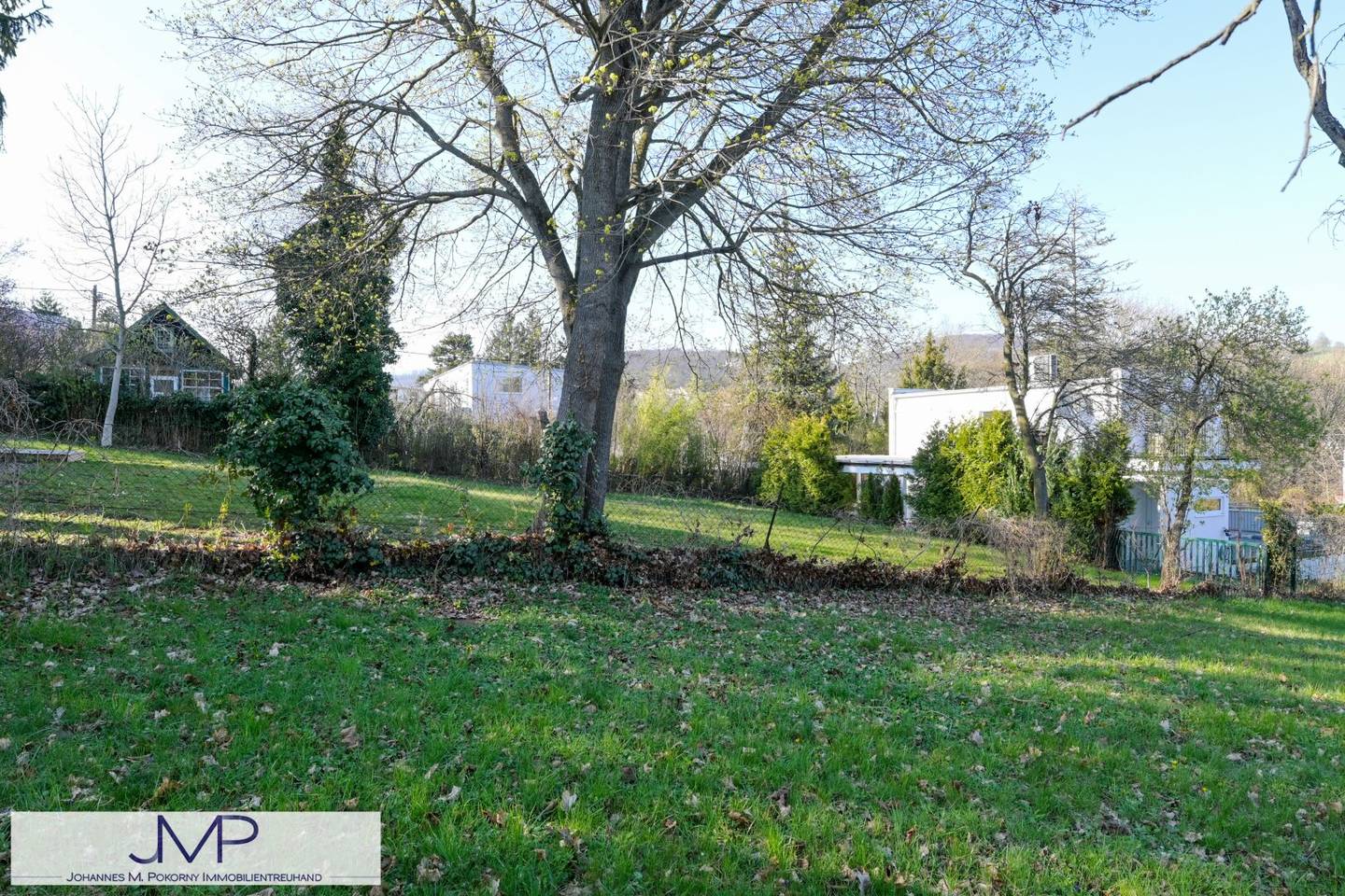 Beautiful larger allotment garden plot in absolute quiet location, directly accessible by car