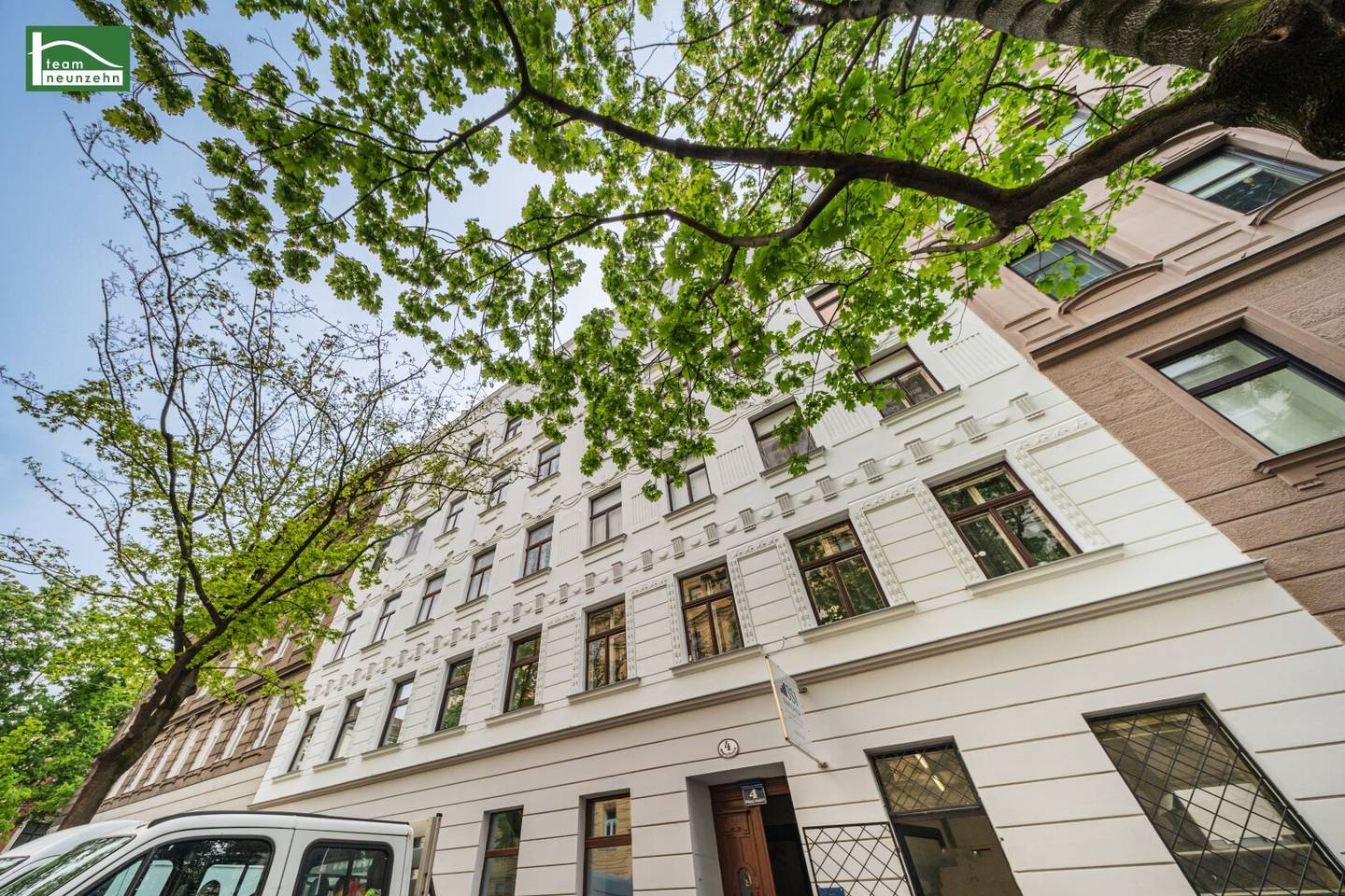 Living in desirable location in a beautiful old building Stuwerviertel near Vorgartenmarkt