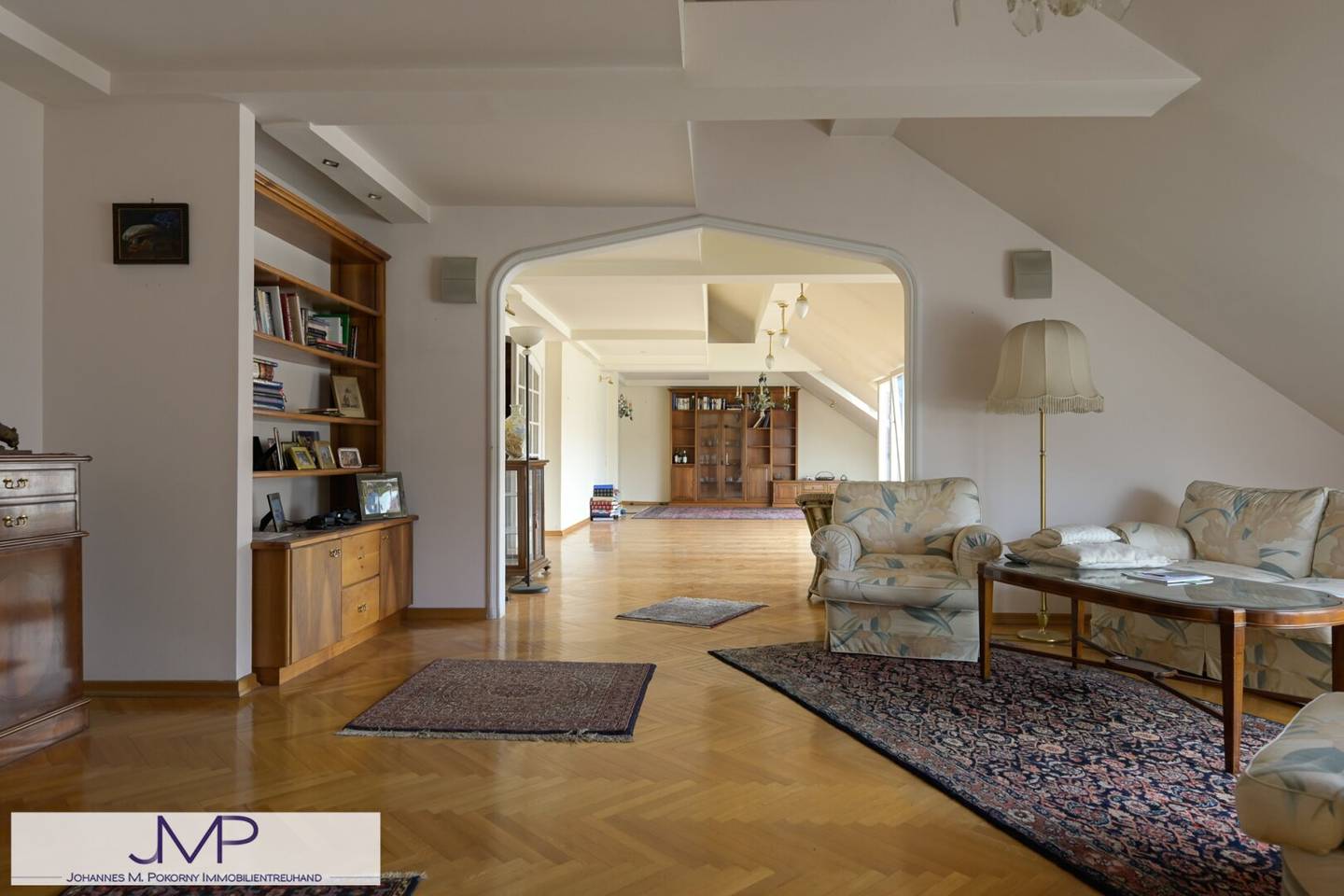 Spacious top-floor apartment with 2 quiet south terraces in a central location