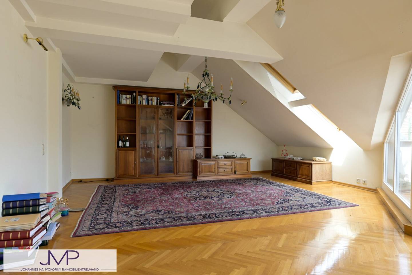 Spacious top-floor apartment with 2 quiet south terraces in a central location