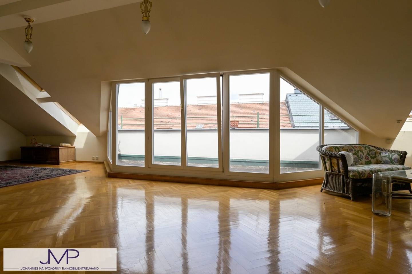 Spacious top-floor apartment with 2 quiet south terraces in a central location
