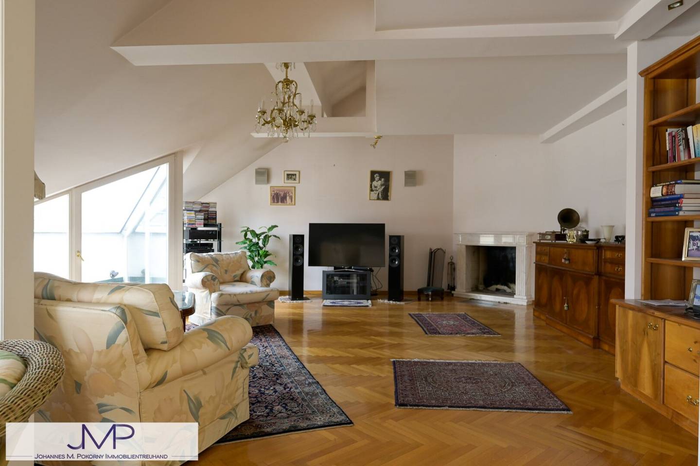 Spacious top-floor apartment with 2 quiet south terraces in a central location