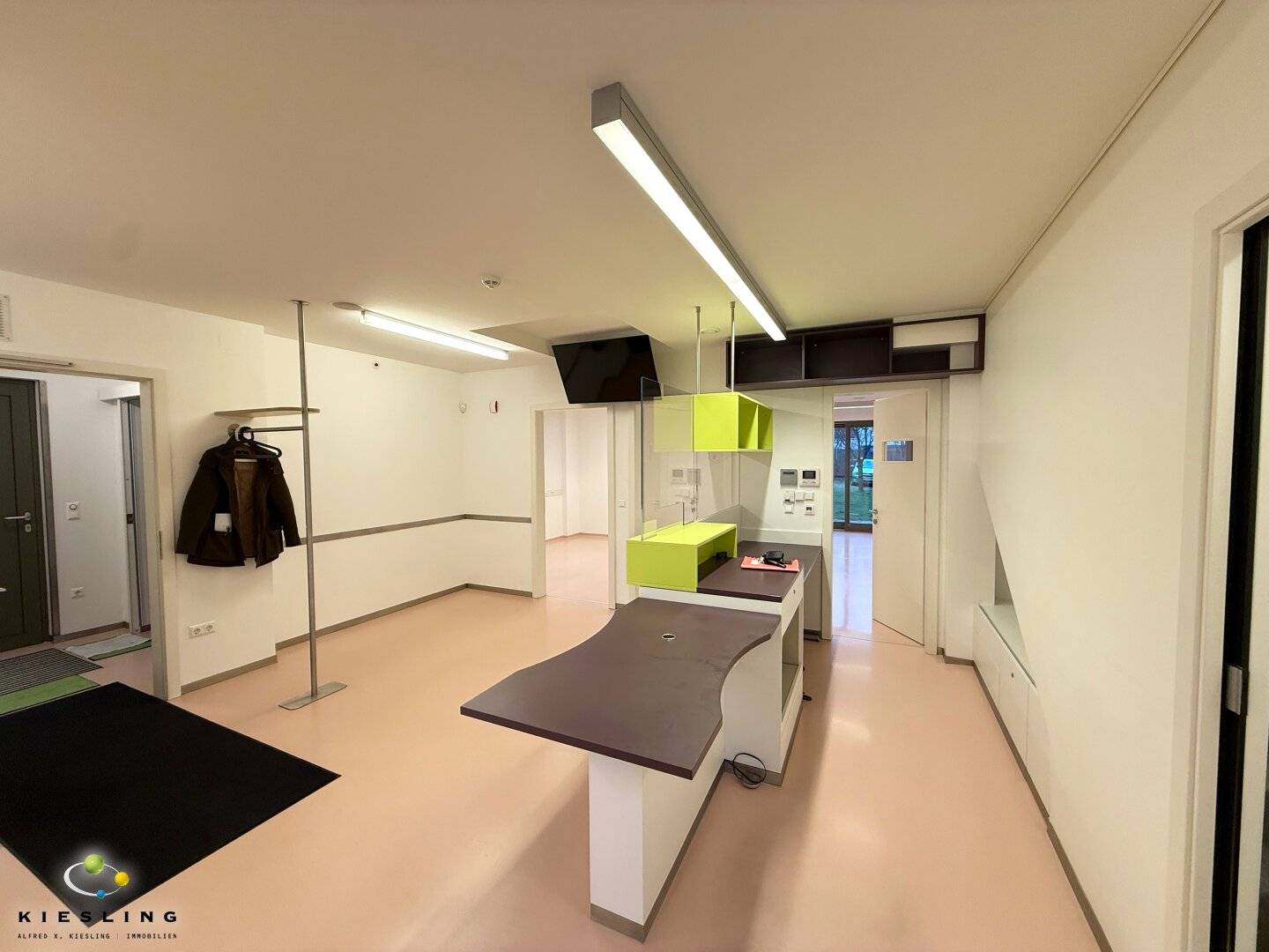 High-quality modern practice and medical office, ground floor wheelchair accessible, 5 consultation rooms, 1 meeting room, near Speising Hospital and Hietzing Hospital