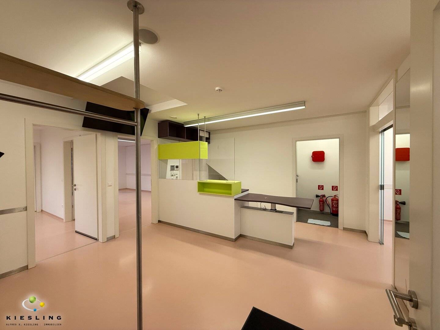 High-quality modern practice and medical office, ground floor wheelchair accessible, 5 consultation rooms, 1 meeting room, near Speising Hospital and Hietzing Hospital