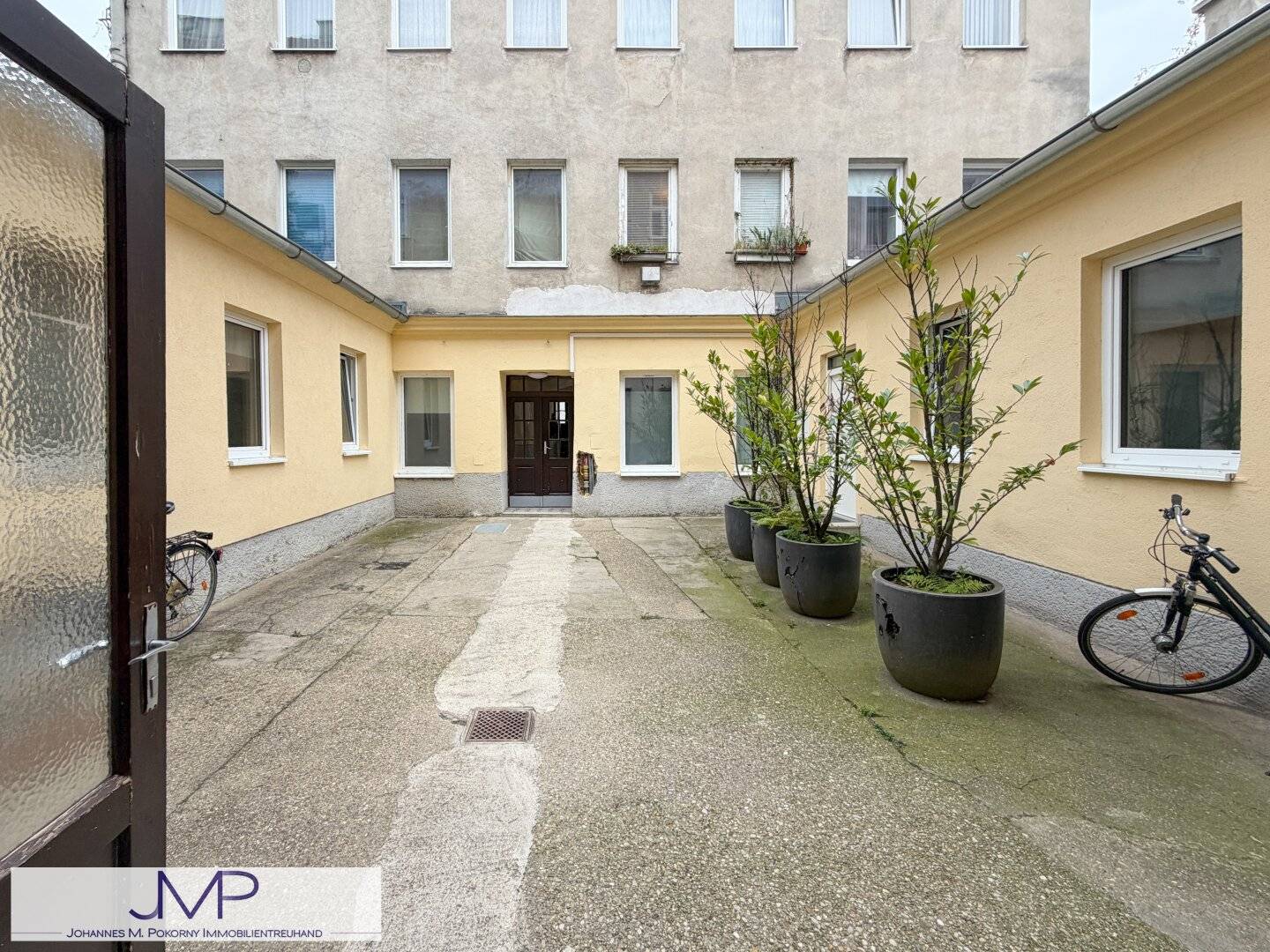 Well rentable Gründerzeit building in a quiet residential location