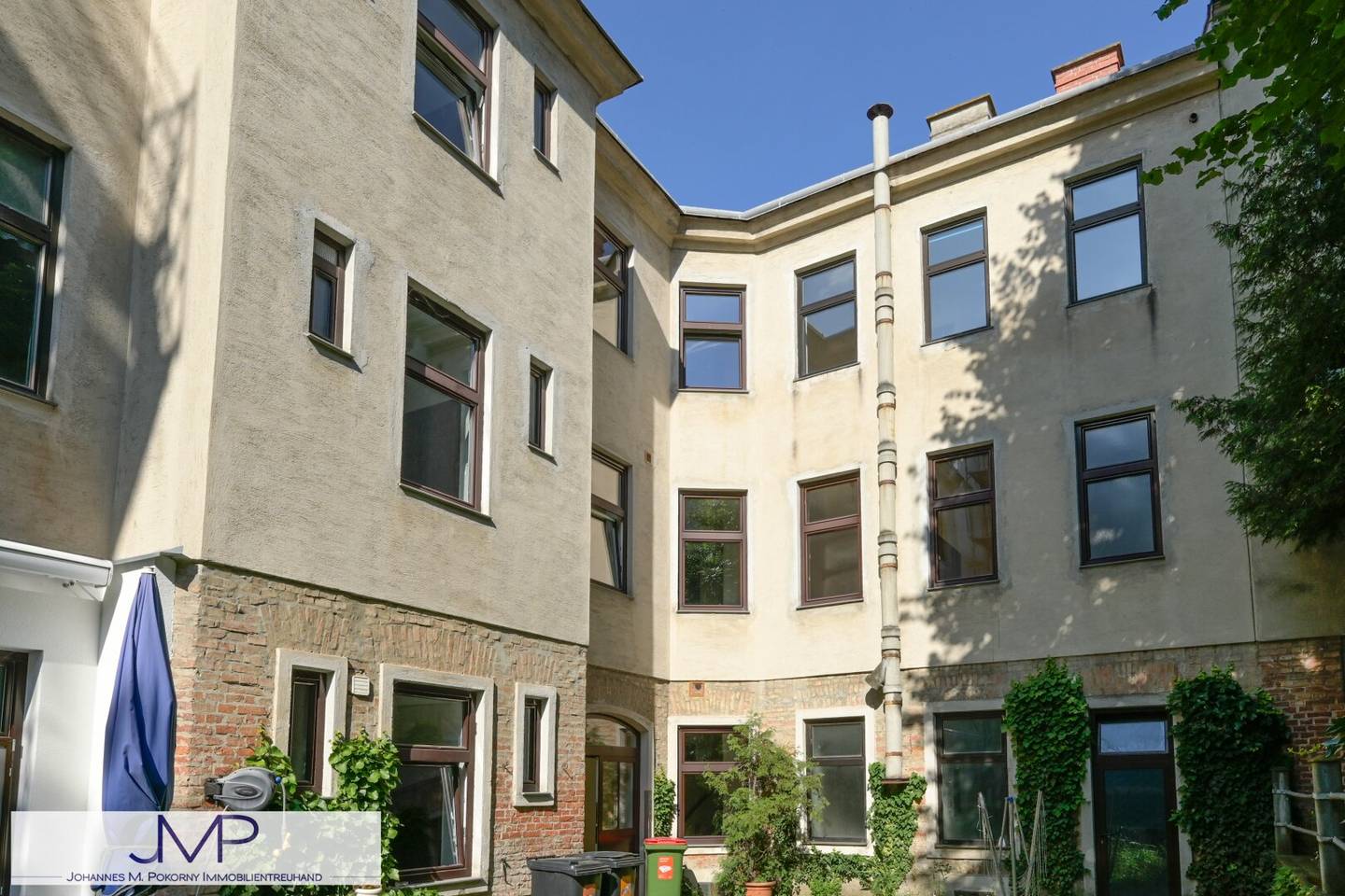 Smaller, quietly located income building in family ownership with 4 vacant units