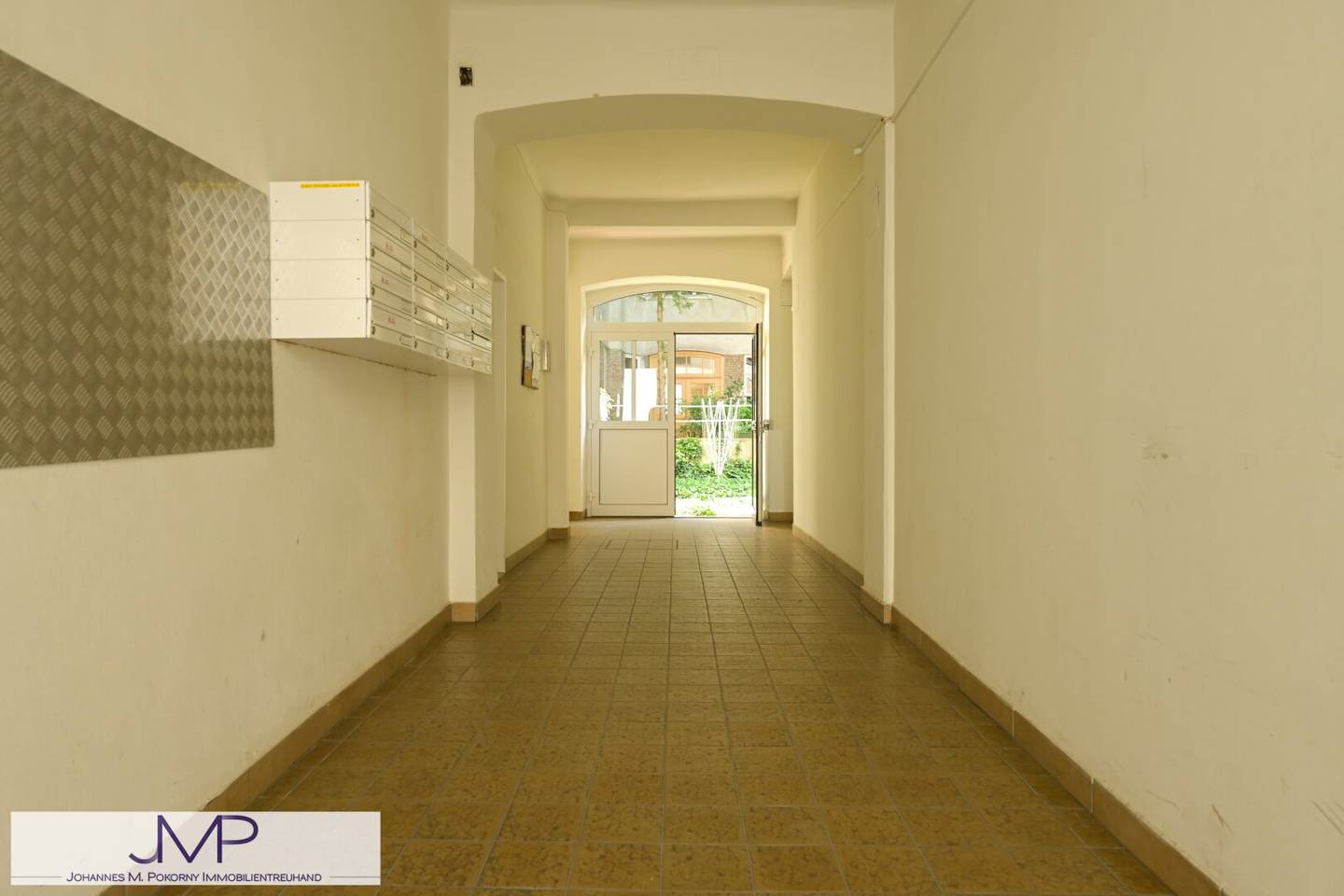 Smaller, quietly located income building in family ownership with 4 vacant units