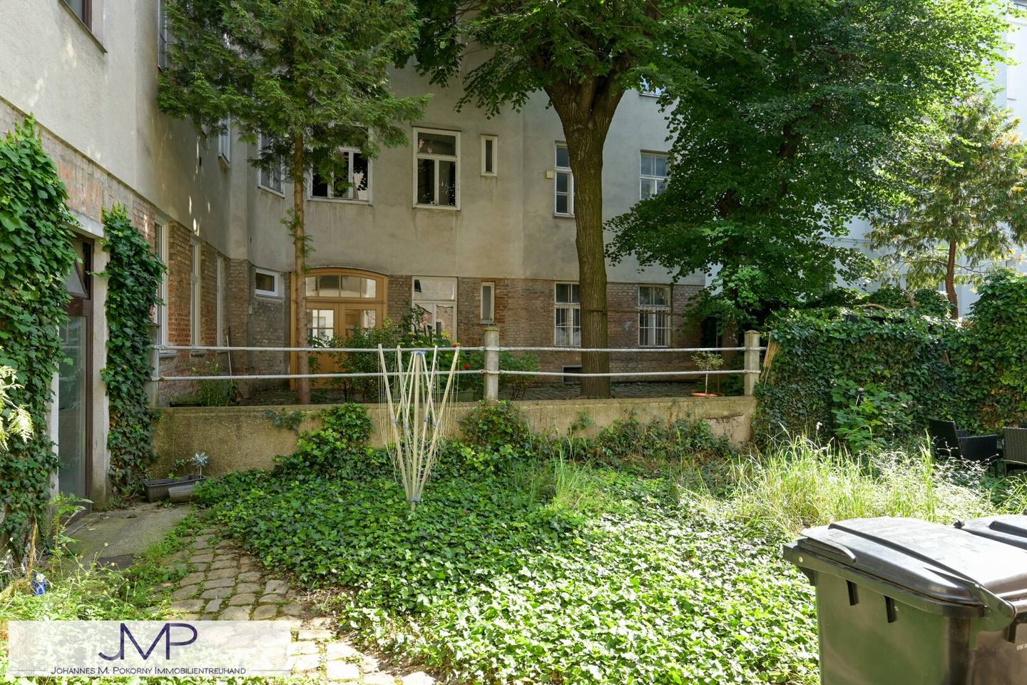 Smaller, quietly located income building in family ownership with 4 vacant units