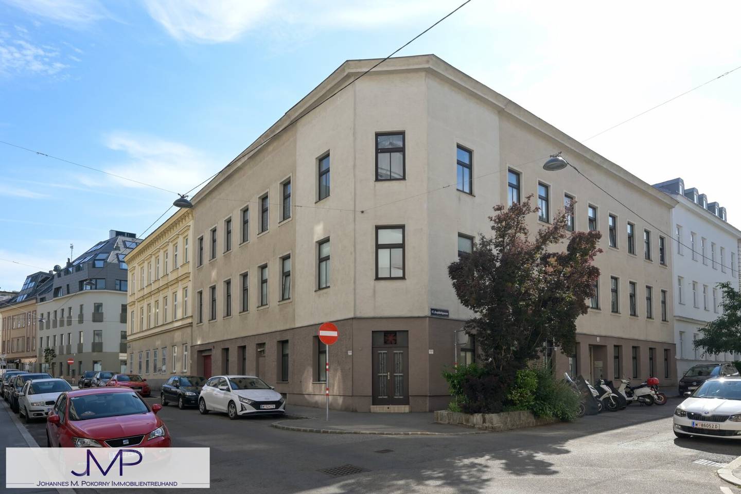 Smaller, quietly located income building in family ownership with 4 vacant units