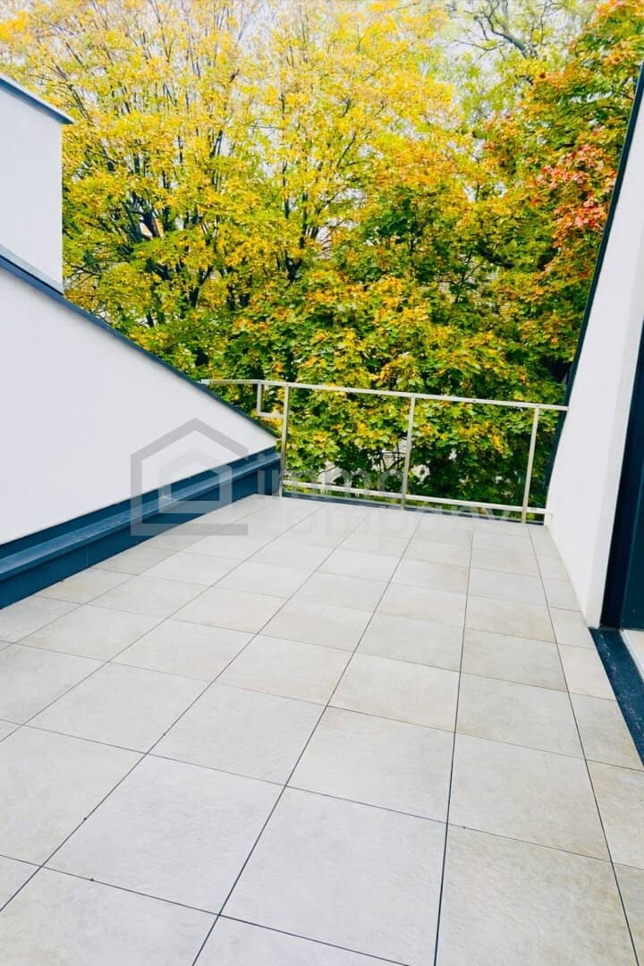 Apartment first occupancy terrace and green view near U6