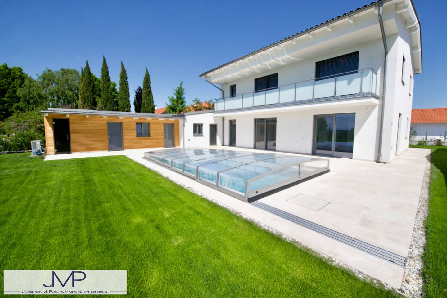 Spacious low-energy villa with pool, idyllic quiet location, view of Neusiedler See, commission-free