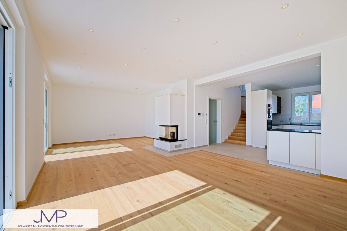 Spacious low-energy villa with pool, idyllic quiet location, view of Neusiedler See, commission-free