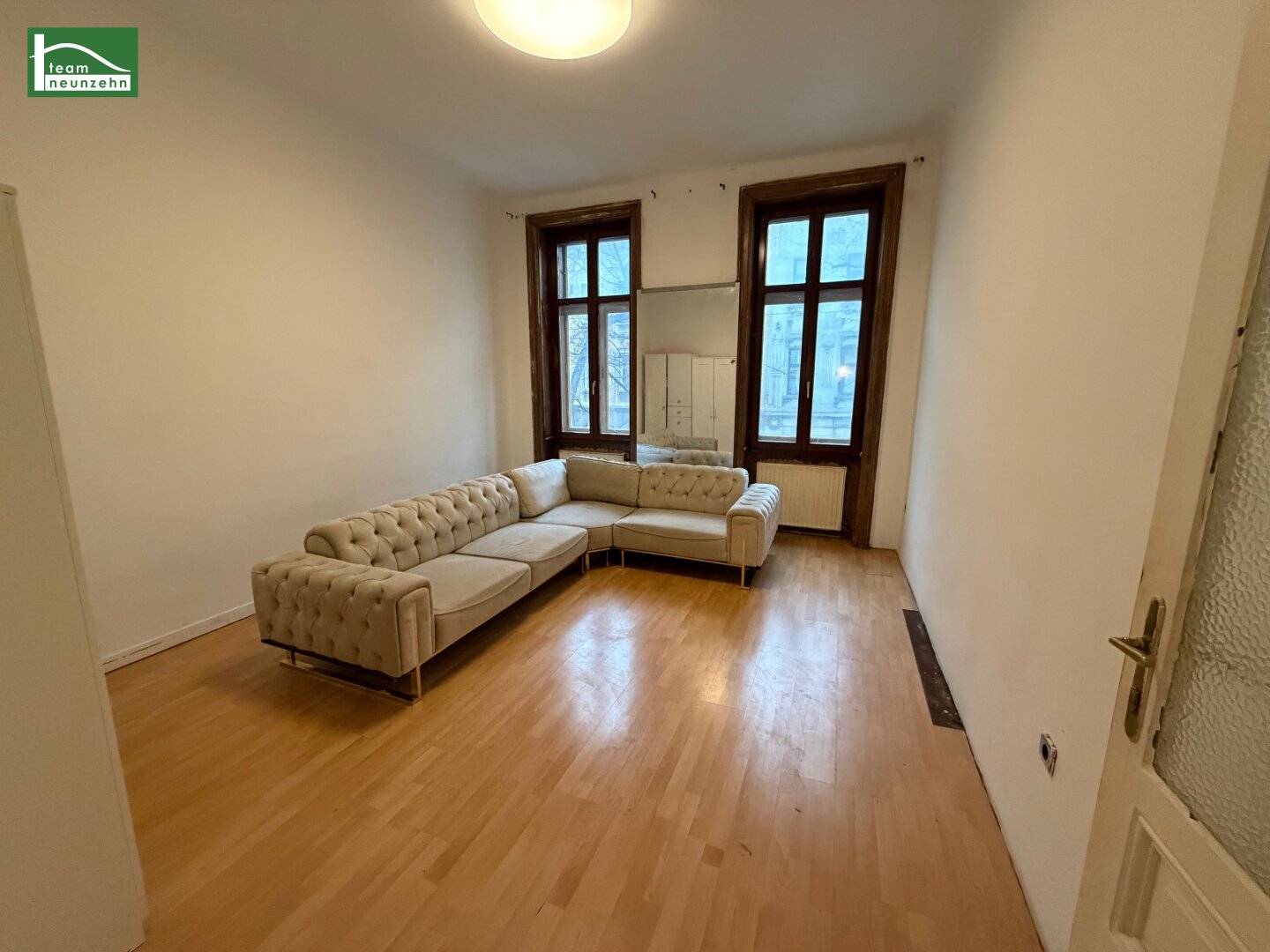 LEERSTEHEND! RENOVIERUNGSBEDÜRFTIGE WOHNUNG IN GEPFLEGTEM ALTBAU - LIFTBENÜTZUNG INKLUSIVE! SCHLAFZIMMER HOFSEITIG!