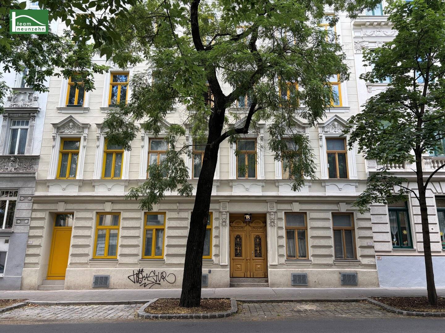 VACANT! APARTMENT IN NEED OF RENOVATION IN A WELL MAINTAINED PERIOD BUILDING, ELEVATOR USE INCLUDED! BEDROOM FACING COURTYARD