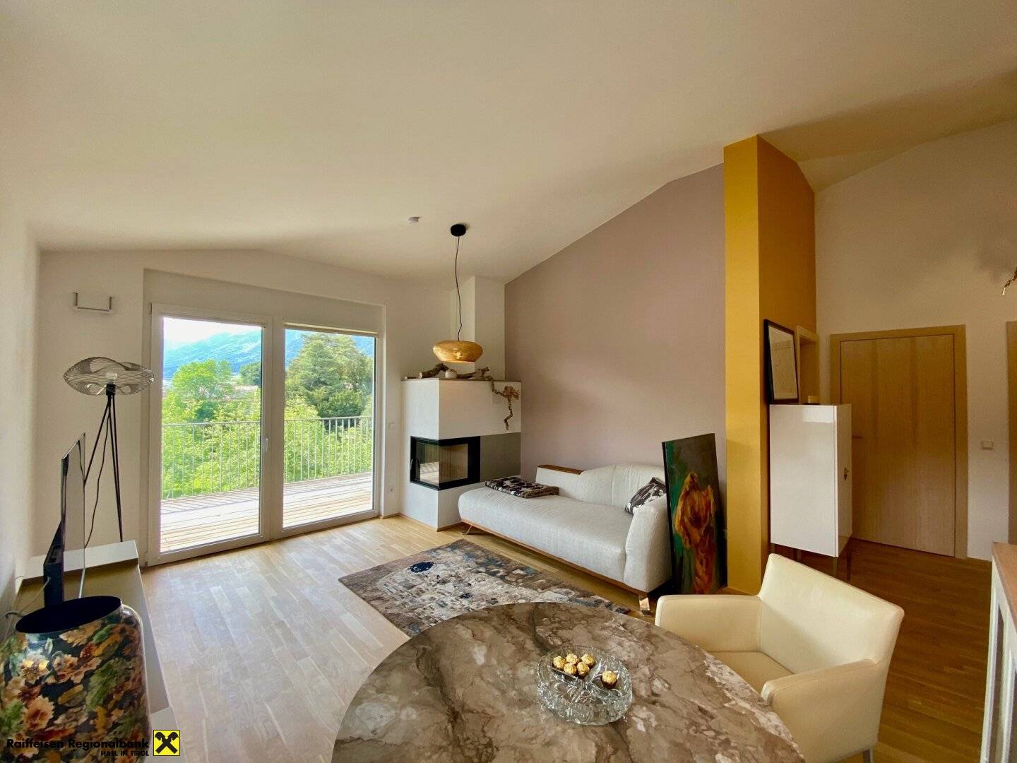 Exclusive, nearly new penthouse apartment with high ceilings and panoramic view