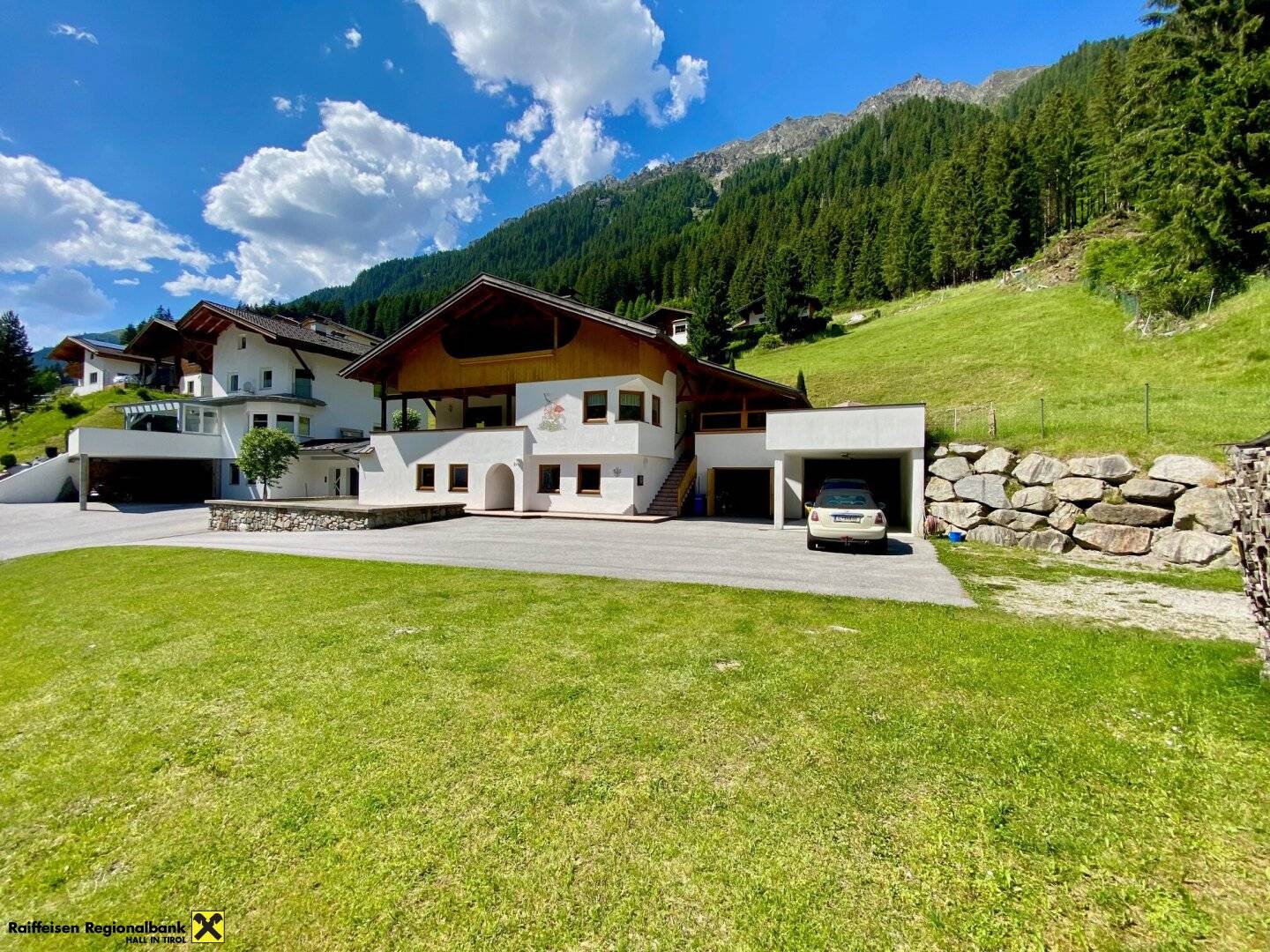 Well-maintained two-family house with a convertible unfinished attic in the Sellraintal