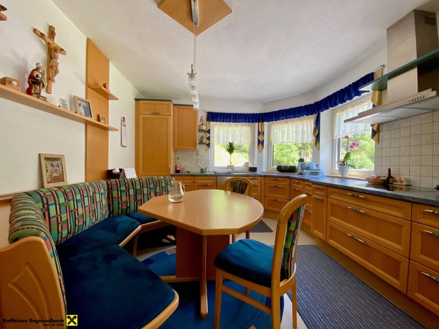 Well-maintained two-family house with a convertible unfinished attic in the Sellraintal