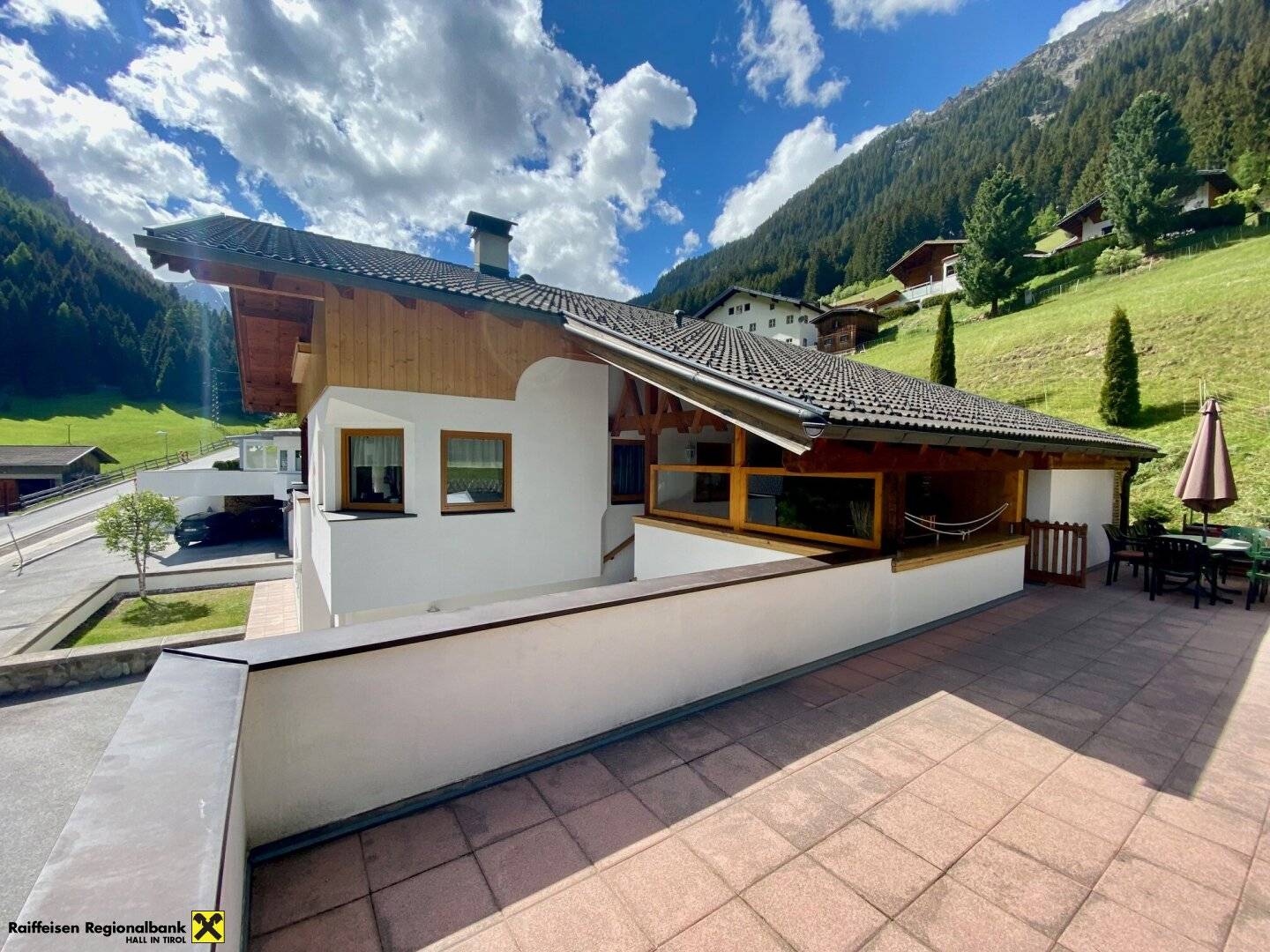 Well-maintained two-family house with a convertible unfinished attic in the Sellraintal