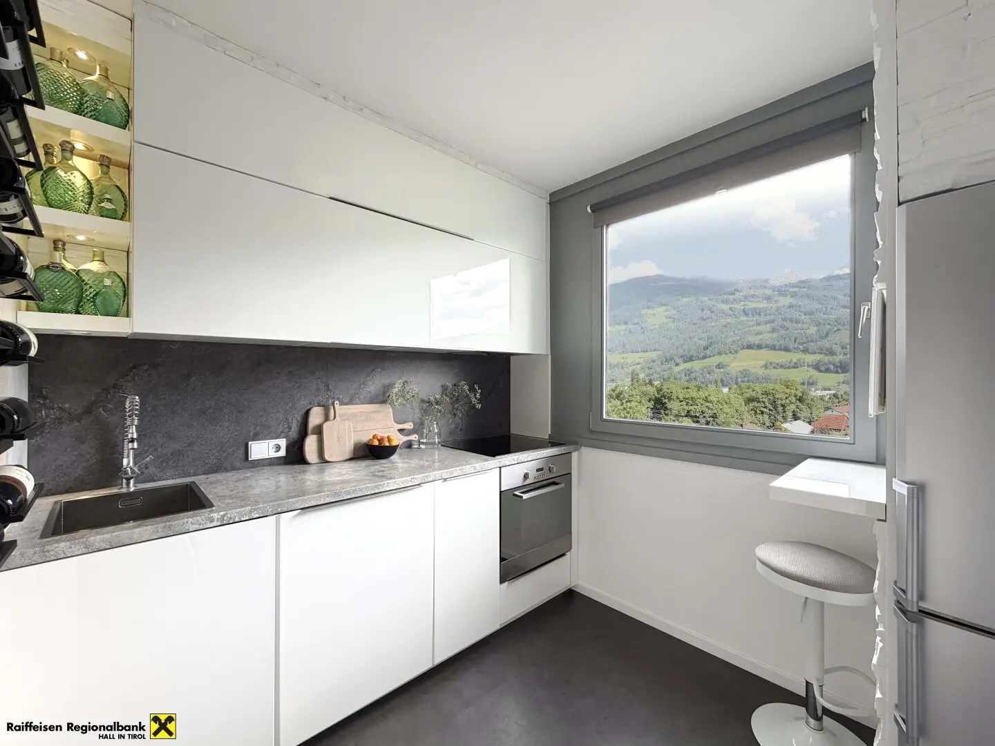 Stylish top-floor apartment with dream view over Hall