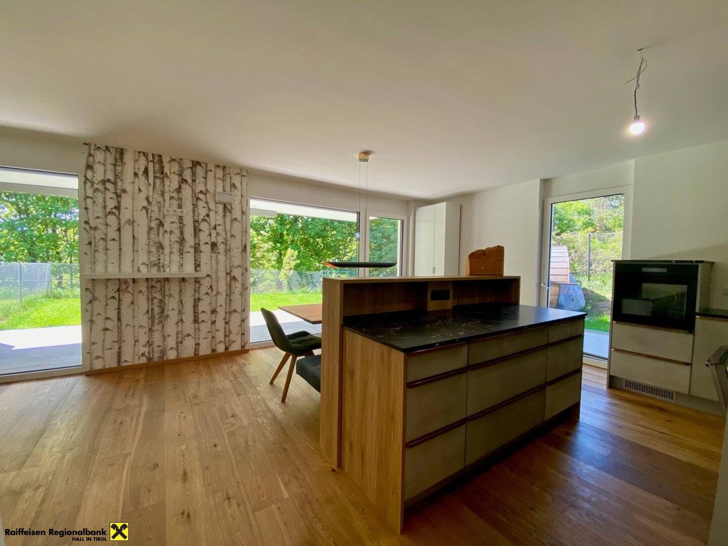 Like-new, very well laid out 3-room garden apartment in a green setting