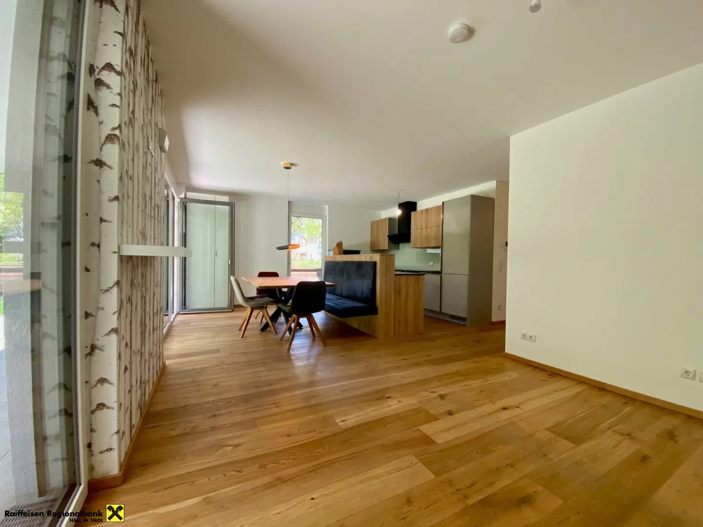 Like-new, well laid-out 3-room garden apartment in a green setting