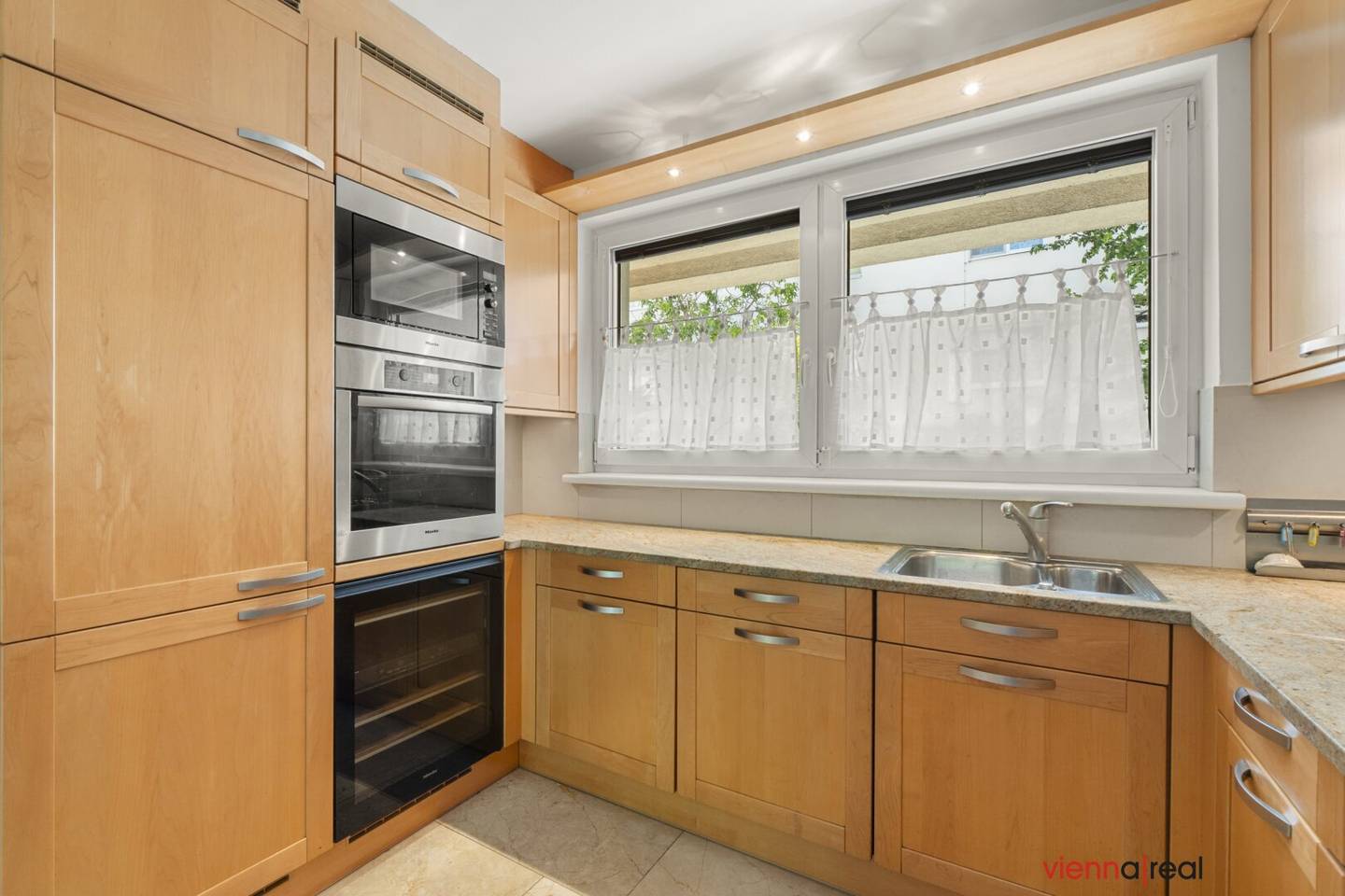 In the heart of Mödling, terraced house with 5 rooms, garden terrace, wellness area, alarm system and single garage