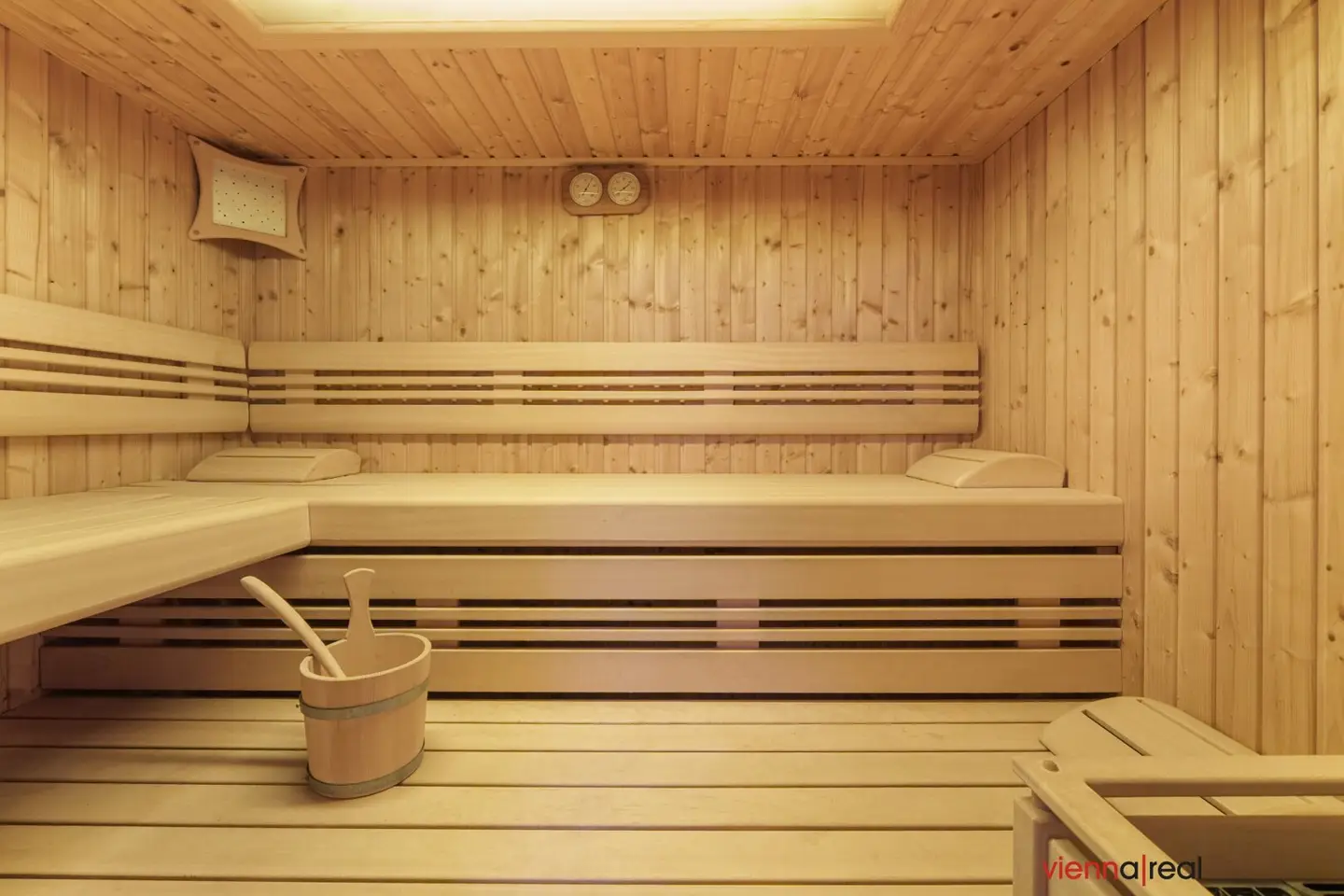Helles, modernes 5-Zimmer-Reihenhaus unweit des Zentrums mit Wellnessbereich, Garagenplatz, Gartenterrasse, eigener Zentralheizung