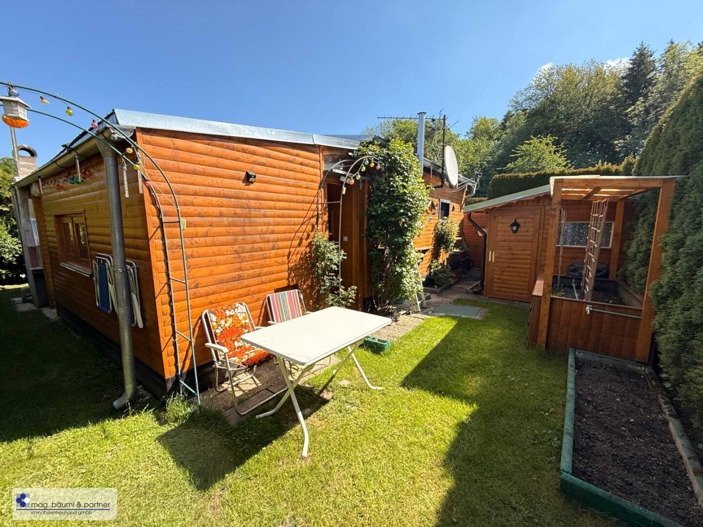 Modernes Campinghaus mit Gartenhütte , Hochbeet und Terrasse
