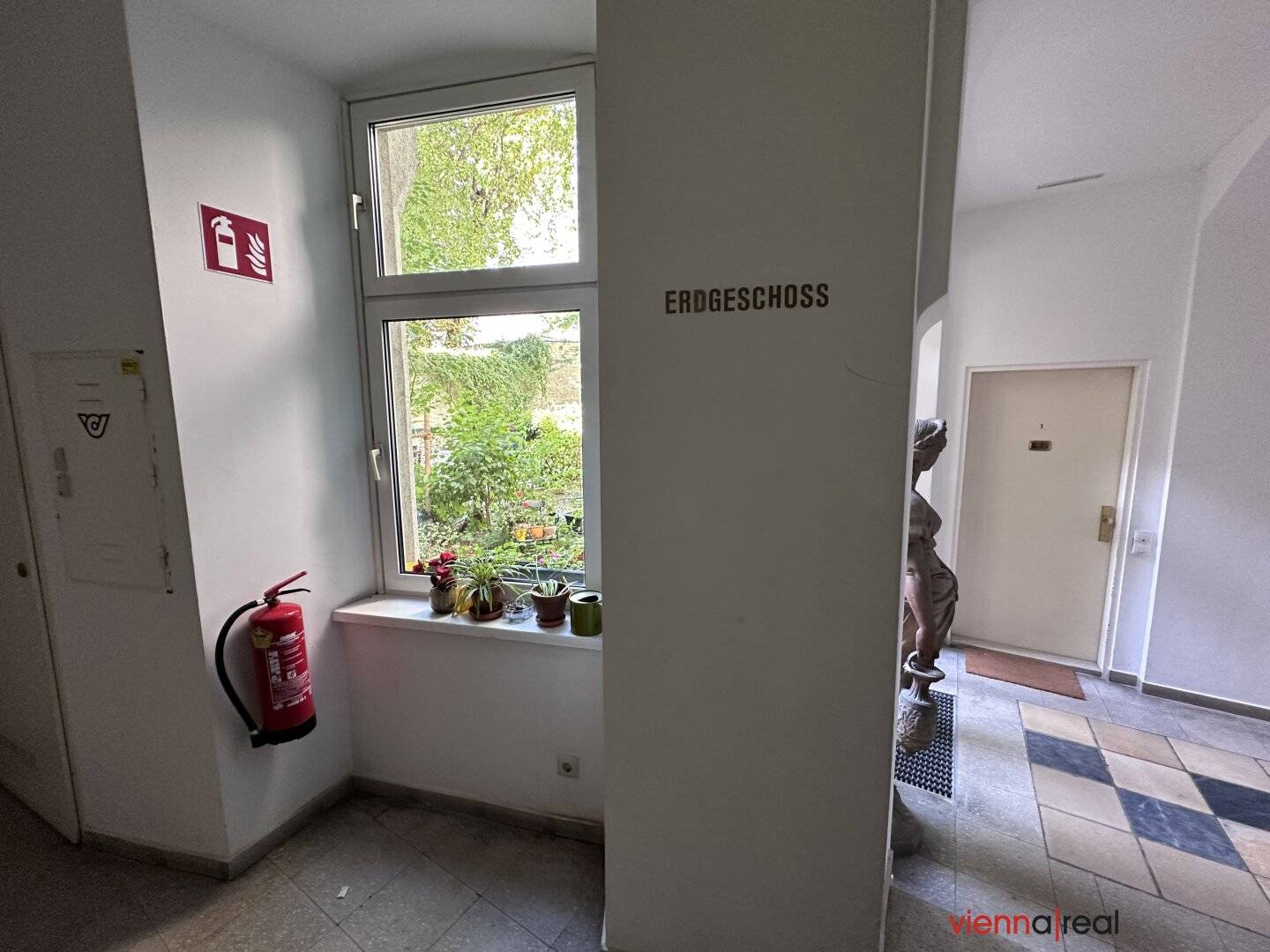 Bright, appealing 4-room apartment in representative historic building with elevator near Volksoper and AKH