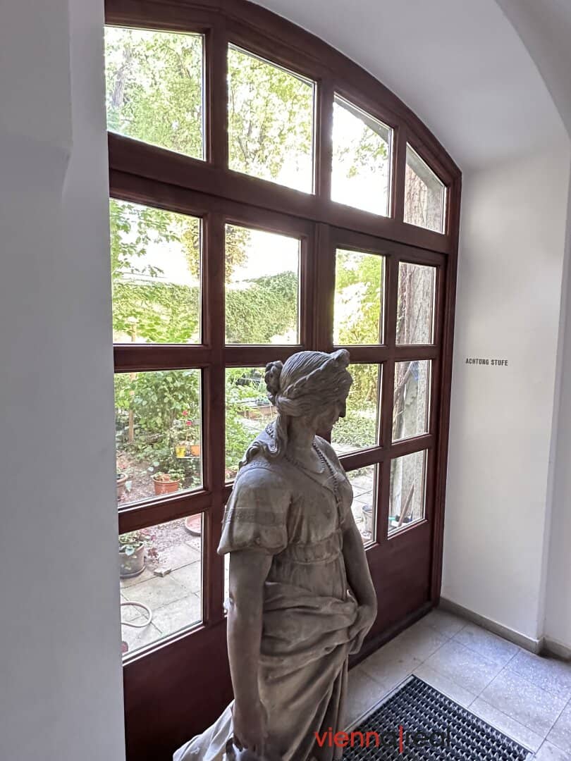 Bright, appealing 4-room apartment in representative historic building with elevator near Volksoper and AKH