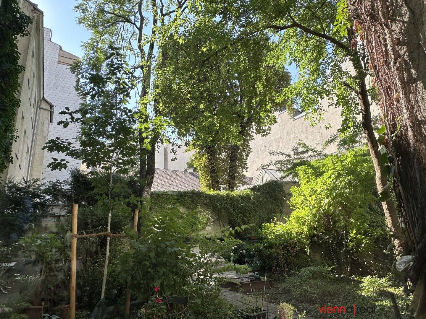 Bright, appealing 4-room apartment in representative historic building with elevator near Volksoper and AKH