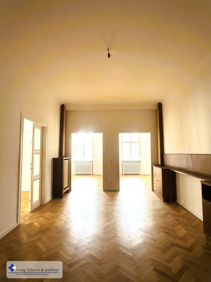 Spacious 5-room apartment in a classic period building