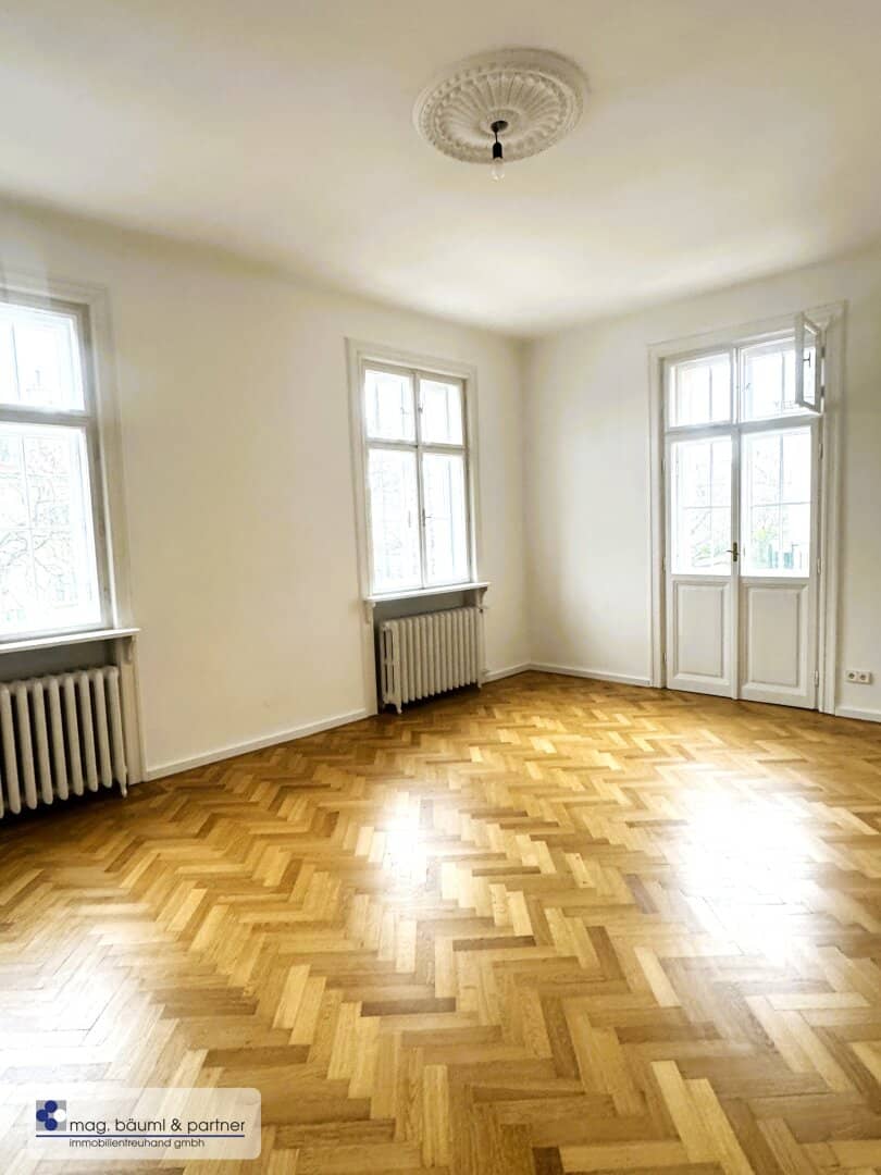 Spacious 5-room apartment in a classic period building