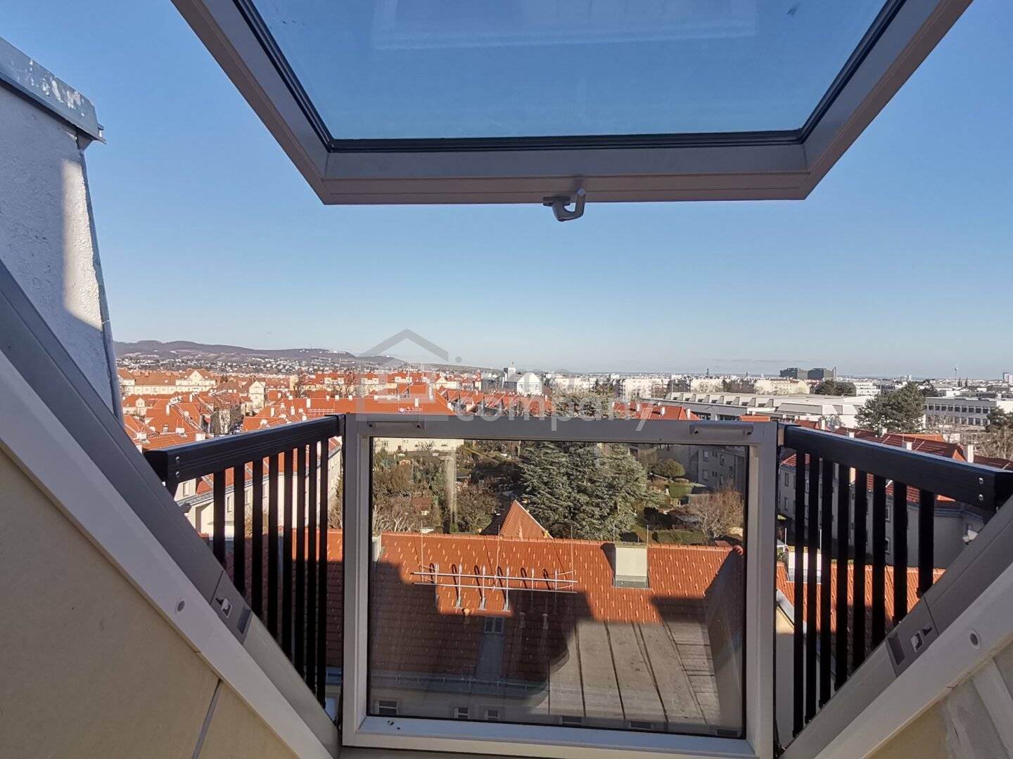 Maisonette apartment near the subway with ceiling cooling