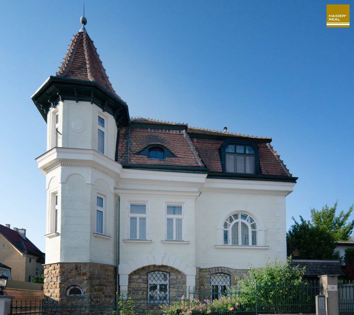 NEWLY LISTED! Castle-like villa in the Sachsenviertel