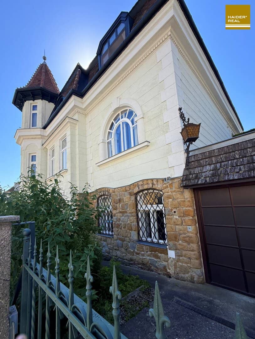 NEWLY LISTED! Castle-like villa in the Sachsenviertel