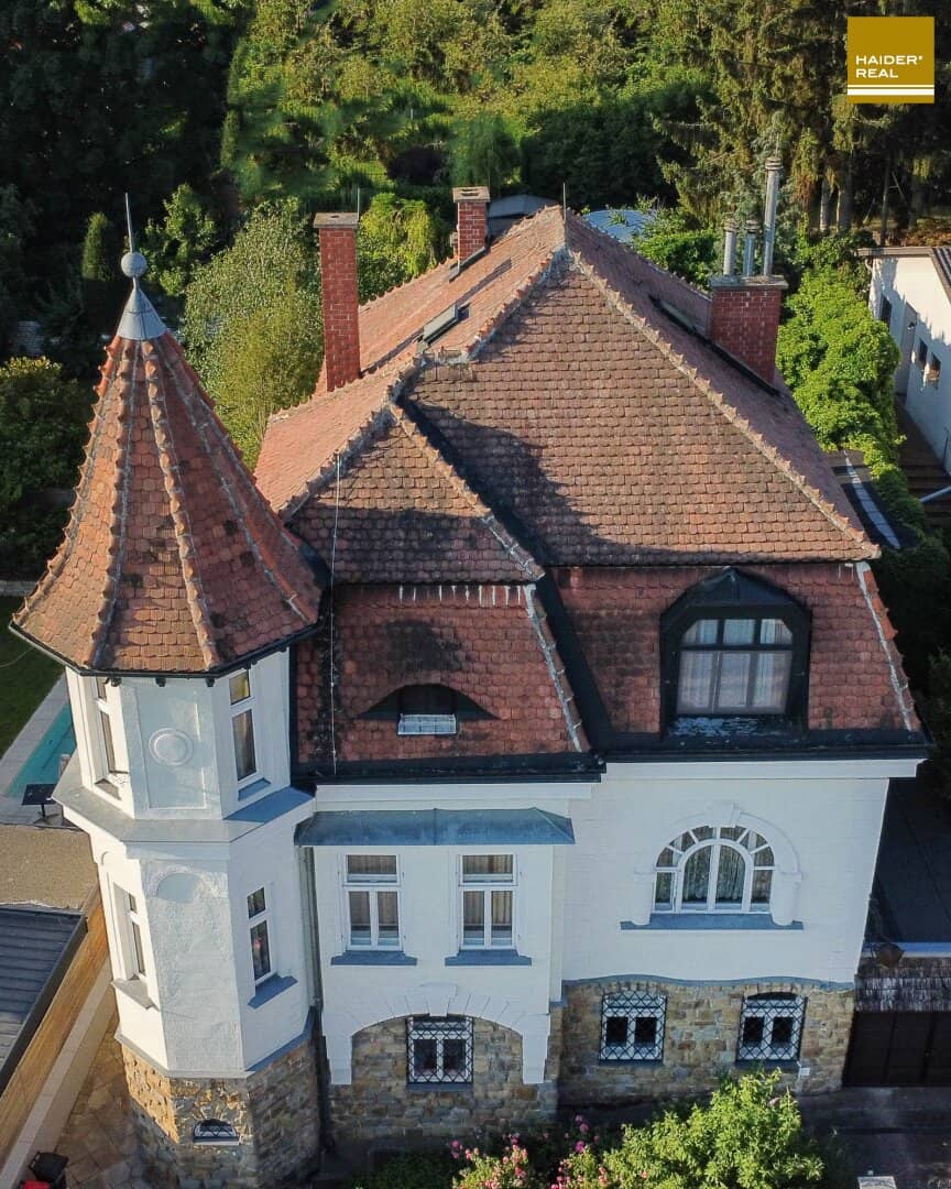 NEWLY LISTED! Castle-like villa in the Sachsenviertel