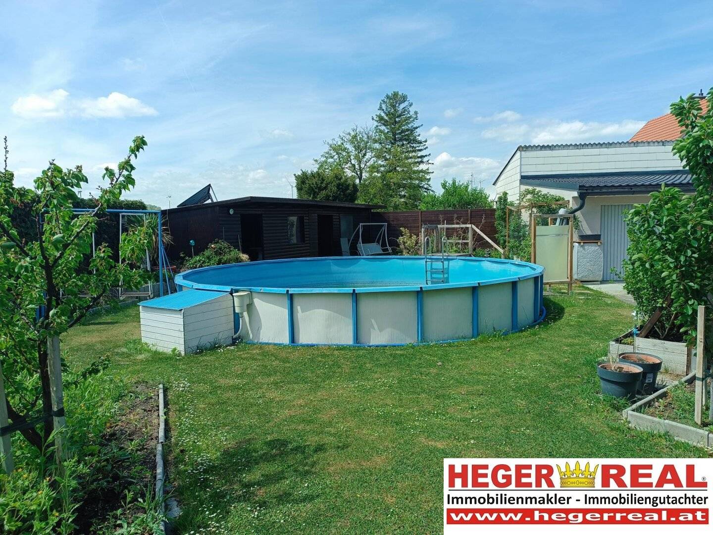 House with basement / 4 - 5 rooms / Garage and carport / Large plot
