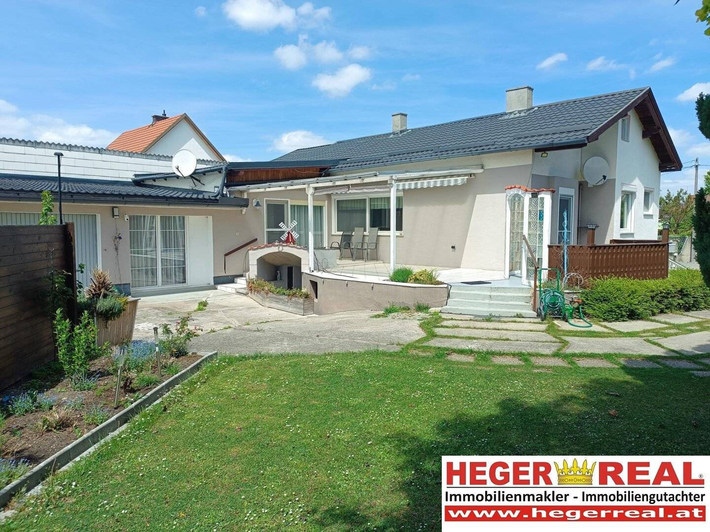 House with basement / 4 - 5 rooms / Garage and carport / Large plot