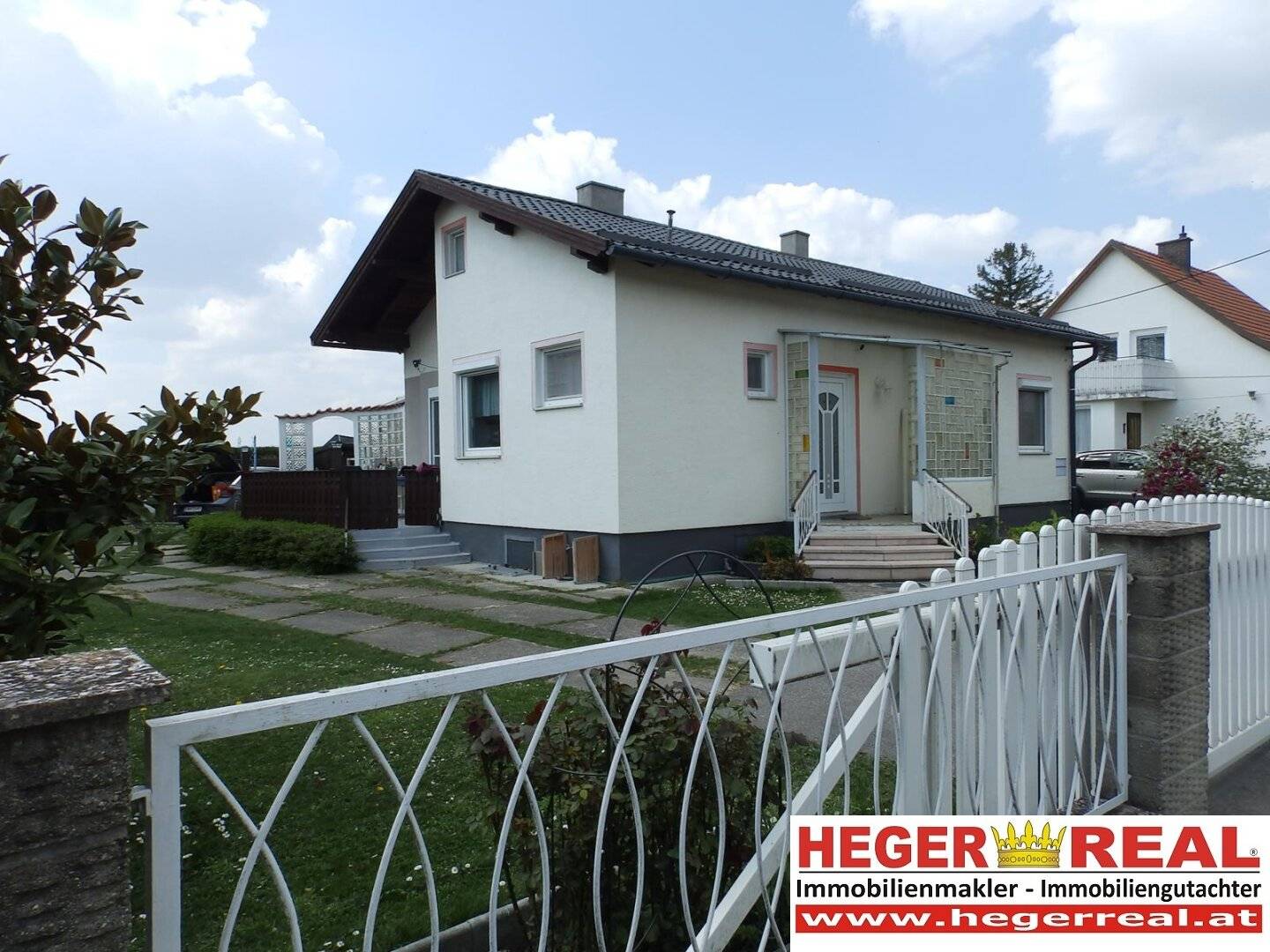 House with basement / 4 - 5 rooms / Garage and carport / Large plot